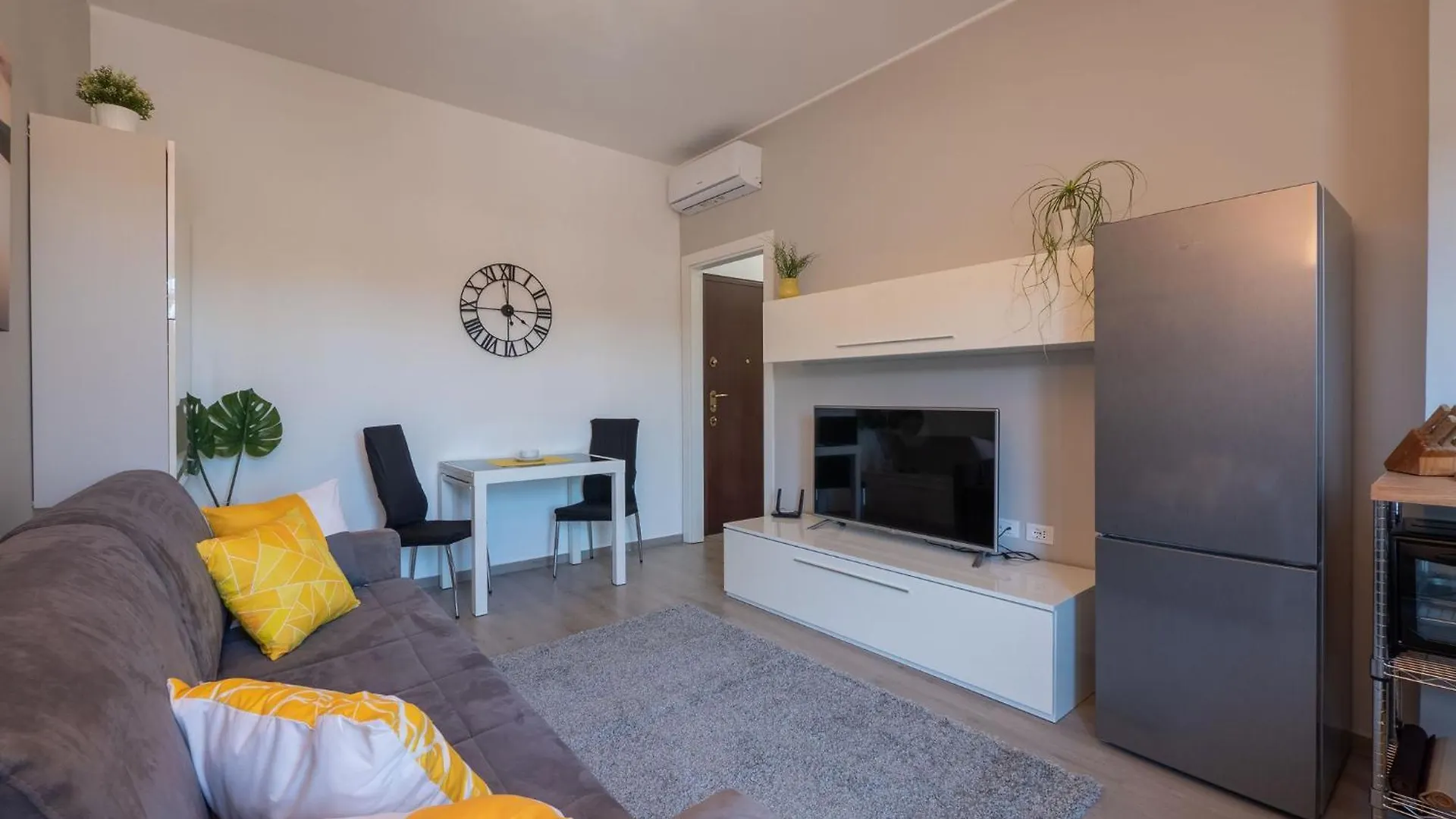 Xenia Apartments - Modern, Quiet And Cozy Apartment Milano 0*,